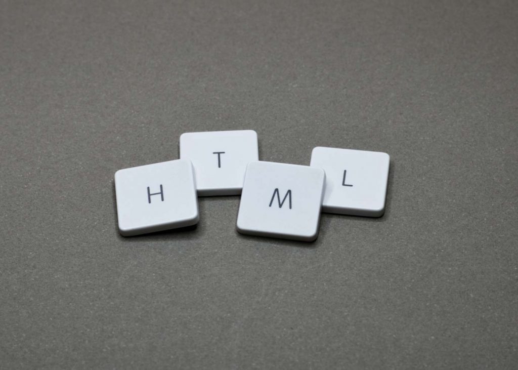 Imagen de teclas con las letras de HTML. 