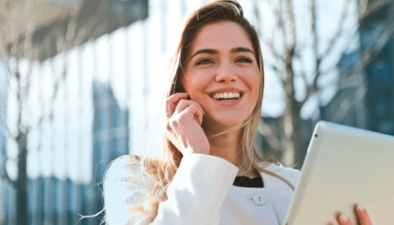 Mujer sonriente tras conocer las ventajas del Inbound marketing