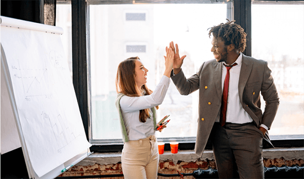 Dos personas chocando la mano tras una reunión de inbound marketing