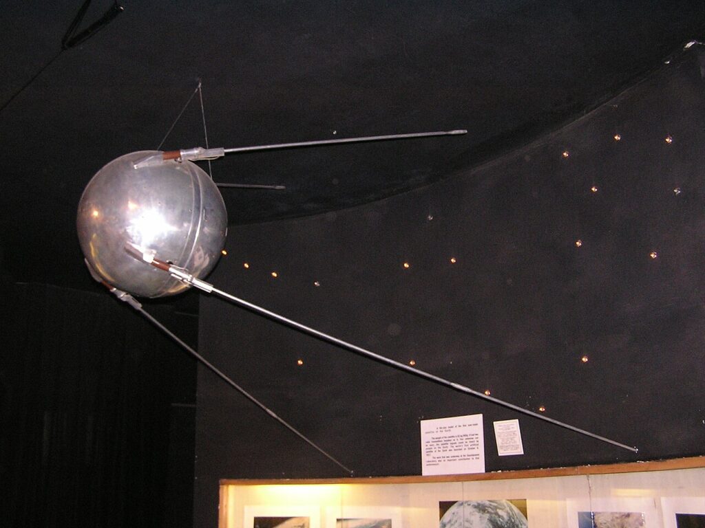 Sputnik: El primer satélite en la órbita de tu servidor