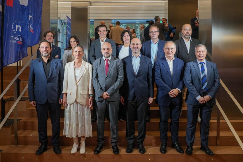 Foto panorámica del espacio Arkabia con los asistentes o el escenario principal de Álava Objetivo 2027.