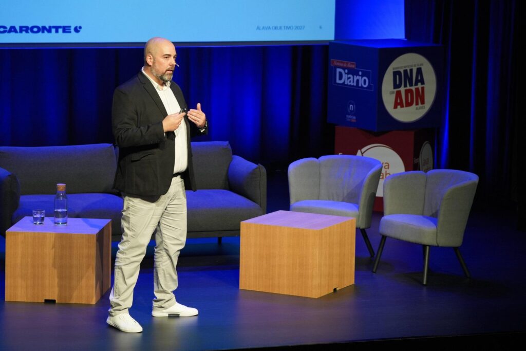 Plano medio de Víctor Sánchez Valdayo durante su intervención en Álava Objetivo 2027