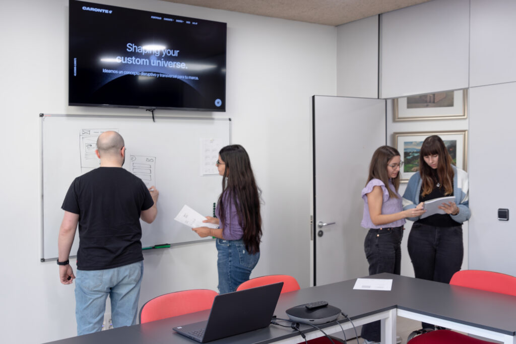 Reunión de equipo multidisciplinar en agencia de diseño web